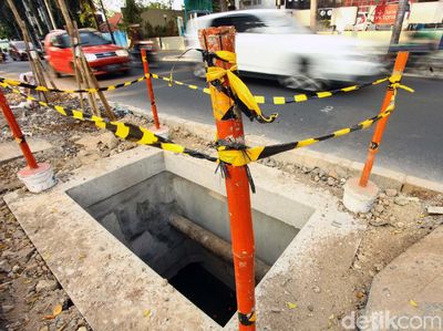 Bahaya! Lubang Revitalisasi Trotoar di Cikini Menganga