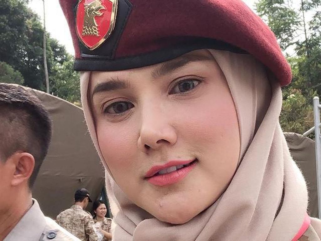 Mulan Jameela Ucapkan Ultah ke Prabowo, Netizen Salfok Jabat Tangan Mulan Jameela Ucapkan Ultah ke Prabowo, Netizen Salfok Jabat Tangan