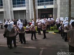 Polwan-polwan Berhijab Dikerahkan Kawal Aksi di DPRD Sumut