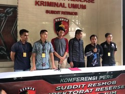 Mahasiswa Ini Ditangkap karena Foto Viral Bawa Tameng Polisi