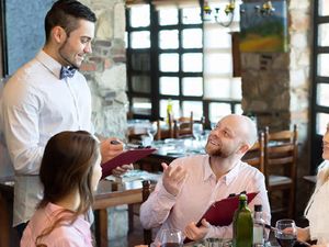 7 Kebiasaan Pengunjung Resto yang Bikin Pelayan Kesal, Kamu Melakukannya?