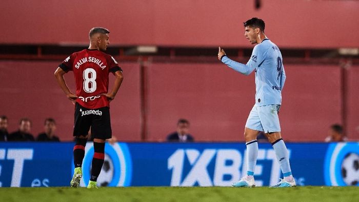 Alvaro Morata dan Xisco Campos saat berseteru di pertandingan Real Mallorca vs Atletico Madrid, Kamis (26/9) dini hari WIB. (Foto: Alex Caparros/Getty Images)