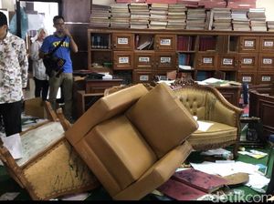 Gedung DPRD Sumbar Masih Berantakan Pasca-dirusak Demonstran