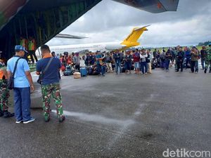TNI Kembali Evakuasi Seratusan Warga Pendatang dari Wamena TNI Kembali Evakuasi Seratusan Warga Pendatang dari Wamena