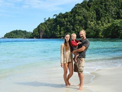 Pasangan Inggris Ajak Anaknya Bertahan Hidup di Indonesia