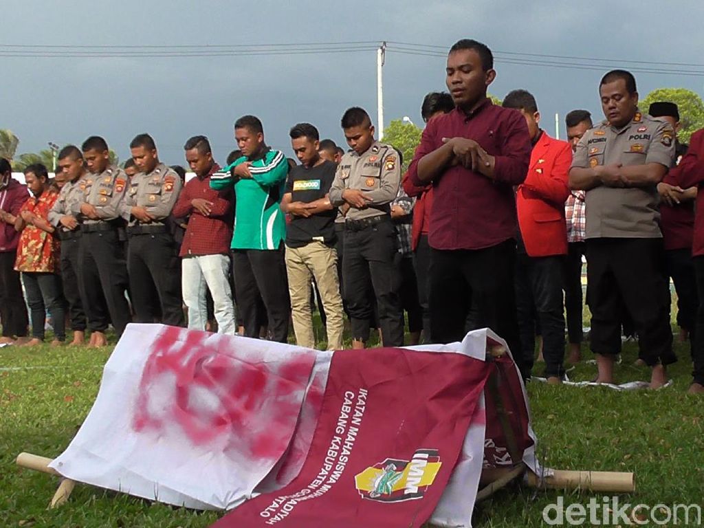 IMM Gorontalo dan Polisi Salat Gaib untuk Randi yang Tewas Tertembak IMM Gorontalo dan Polisi Salat Gaib untuk Randi yang Tewas Tertembak