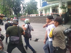 Polisi Amankan 200 Orang Pelajar Usai Ricuh Demo di DPRD Medan