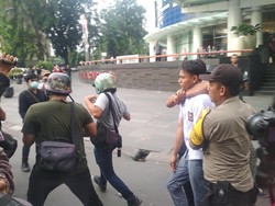 Polisi Amankan 200 Orang Pelajar Usai Ricuh Demo di DPRD Medan