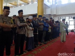 Mahasiswa dan Polisi di Sukabumi Salat Gaib Bagi Randi dan Yusuf