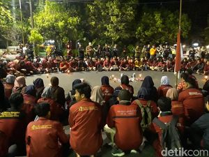 IMM Kibarkan Bendera Setengah Tiang di Depan Mapolresta Solo IMM Kibarkan Bendera Setengah Tiang di Depan Mapolresta Solo