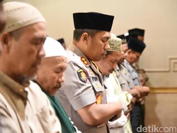 Empati pada Aktivis yang Gugur, Polisi Lamongan Gelar Salat Gaib
