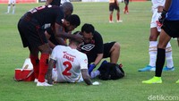 Salah satu pemain PSM Makassar mendapat perawatan medis.