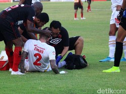 Salah satu pemain PSM Makassar mendapat perawatan medis.