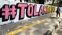 Mural Tolak RKUHP Mejeng di Kawasan Rawamangun
