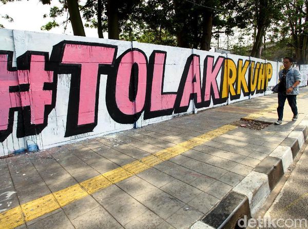 Mural Tolak RKUHP Mejeng di Kawasan Rawamangun