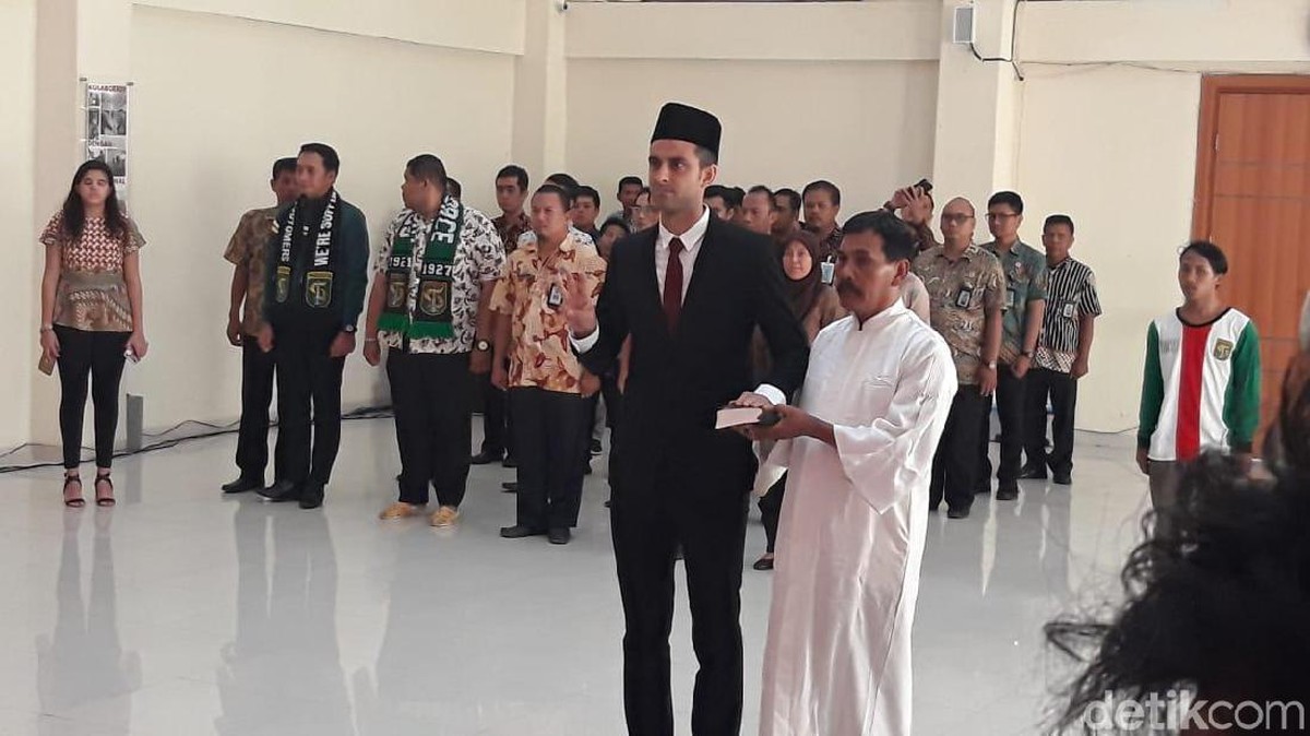 Otavio Dutra disumpah menjadi WNI. (Foto: Deny Prastyo Utomo/detikcom)