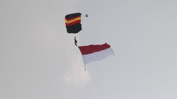 Atraksi terjun payung yang mendarat di area acara.
