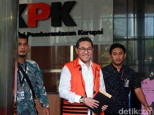 Senyum Usai Diperiksa KPK, Sukiman Senang Mobil SUV Senyum Usai Diperiksa KPK, Sukiman Senang Mobil SUV