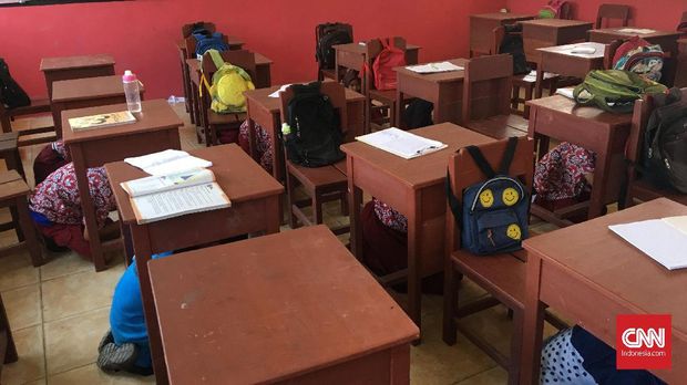 Siswa SD Inpres Watunonju, Kabupaten Sigi, Sulawesi Tengah melakukan simulasi gempa untuk antisipasi menghadapi gempa yang bisa terjadi kapan saja