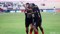 Para pemain Persipura merayakan gol mereka.