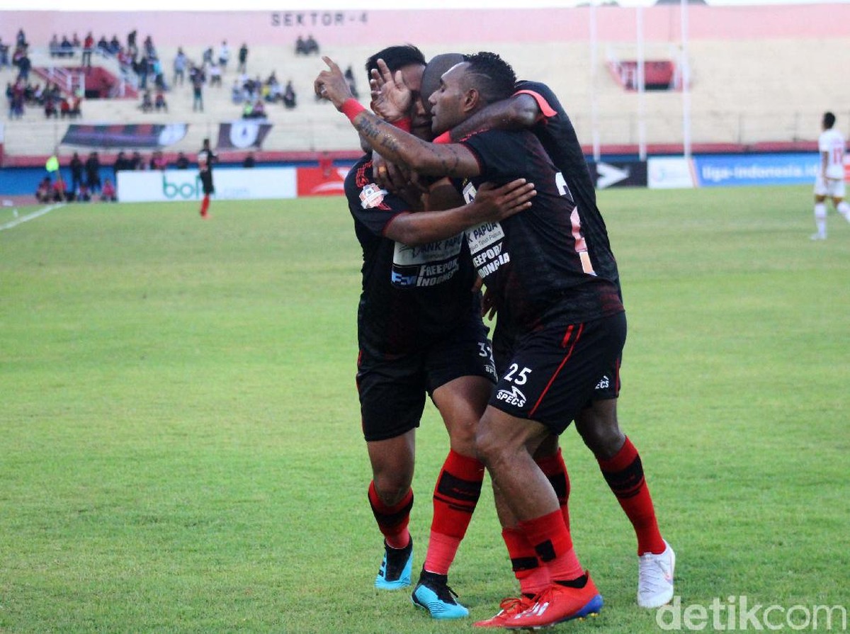 Persipura Jayapura menang atas Semen Padang karena main kompak. (Foto: Suparno/detikcom)
