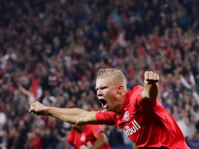 Soccer Football - Champions League - Group E - FC Salzburg v KRC Genk - Red Bull Arena Salzburg, Salzburg, Austria - September 17, 2019  RB Salzburg's Erling Braut Haaland celebrates scoring their first goal      REUTERS/Leonhard Foeger