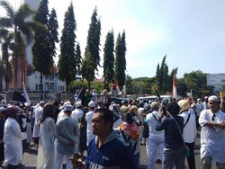 FPI Demo Kecam Polisi Bersepatu Masuk Masjid di Makassar