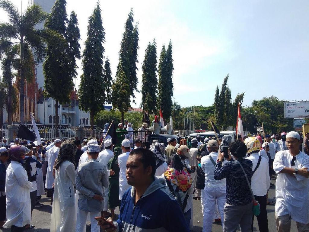 FPI Demo Kecam Polisi Bersepatu Masuk Masjid di Makassar FPI Demo Kecam Polisi Bersepatu Masuk Masjid di Makassar
