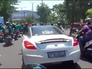 Mahasiswa Surabaya Aksi Gunakan Mobil Miliaran