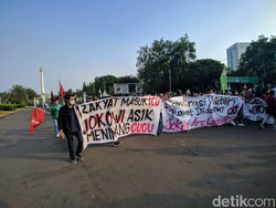 Satire Massa Demo di Depan Istana: Rakyat Masuk ICU, Jokowi Asyik Nimang Cucu