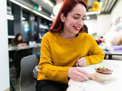 5 Tips Agar Kamu Tak Canggung Makan Sendirian Saat Traveling