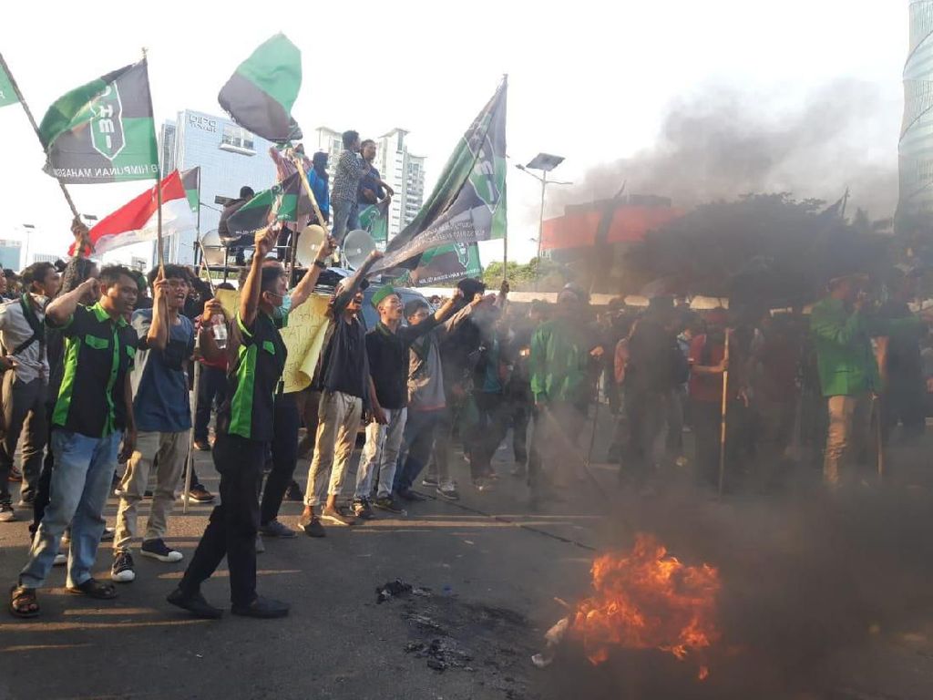 Dicegah Polisi Demo ke DPR, Massa HMI Bakar-bakar Ban di Flyover Slipi Dicegah Polisi Demo ke DPR, Massa HMI Bakar-bakar Ban di Flyover Slipi
