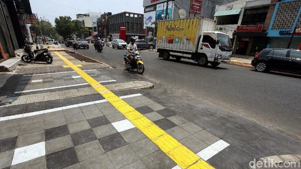 Penampakan Terkini Revitalisasi Trotoar di Kemang