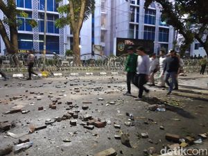Ricuh di DPRD Sumut Berakhir, Batu-batu Berserakan di Jalan Ricuh di DPRD Sumut Berakhir, Batu-batu Berserakan di Jalan