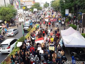 Tutup Jalanan, Pelajar-Mahasiswa Se-Banten Demo Tolak RUU Bermasalah