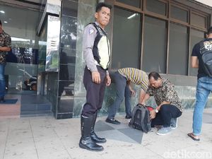Warga Surabaya Digegerkan Ransel Hitam yang Ditinggal Orang Misterius Warga Surabaya Digegerkan Ransel Hitam yang Ditinggal Orang Misterius