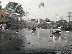 Sumsel Diguyur Hujan Deras, Petugas Pemadam Karhutla Girang