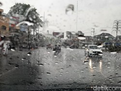 Sumsel Diguyur Hujan Deras, Petugas Pemadam Karhutla Girang