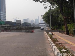 Jalan Gatot Subroto Depan DPR Masih Disekat Pagi Ini