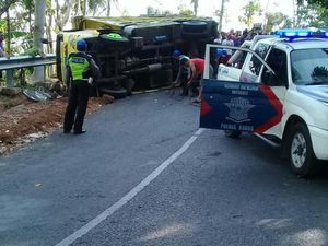 Usai dari Makam Sunan Muria Kudus, Truk Bermuatan 43 Siswa Terguling