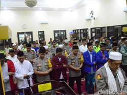 Mahasiswa dan Polisi di Kota Madiun Salat Gaib untuk Randi dan Yusuf