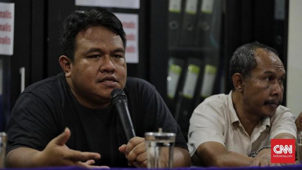 Pendiri rumah produksi Watchdoc, Dandhy Dwi Laksono saat memberikan keterangan terkait penangkapannya, di Kanto AJI. Jakarta, Jumat, 27 September 2019.