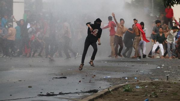 Momen Pendemo dan Polisi Bentrok di Medan