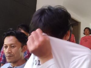 Mempertanyakan Penangkapan Dandhy-Ananda Saat Gelap Gulita Mempertanyakan Penangkapan Dandhy-Ananda Saat Gelap Gulita