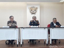 Bisnis Jastip Ilegal Terbongkar! Sepatu hingga iPhone 11 Disita