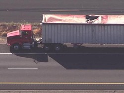 Tabrak Truk Trailer di Jalanan, Wanita Penerjun Payung di AS Tewas