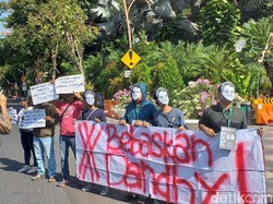 AJI Surabaya Aksi Tuntut Polisi Bebaskan Dhandy dari Status Tersangka