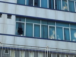 Dampak Kericuhan di Medan, Kaca Gedung DPRD Pecah-Pagar Jebol