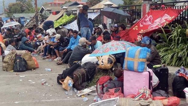 Warga memadati Bandara Wamena, Jayawijaya, Papua, Jumat (27/9), untuk mengevakuasi diri pascakerusuhan.