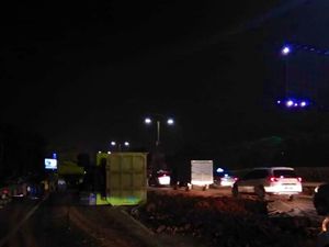 Truk Bermuatan Tanah Terguling di Tol Cengkareng arah Bandara Soetta Truk Bermuatan Tanah Terguling di Tol Cengkareng arah Bandara Soetta